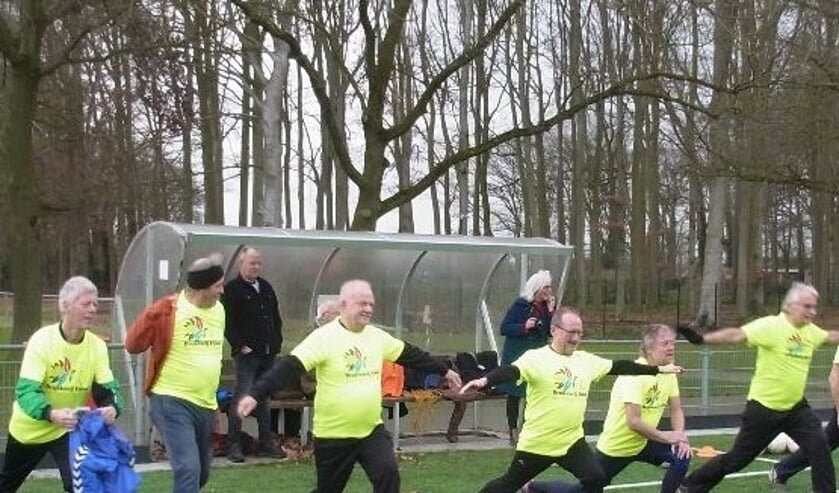 Warmingup voorafgaand aan walking football