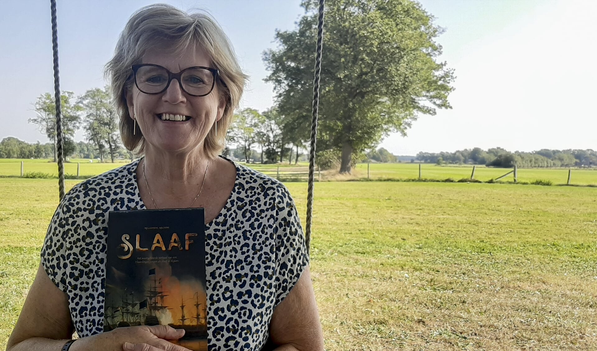 Schrijfster Nellemieke Aalders met haar boek SLAAF. Foto: Marion Verhaaf