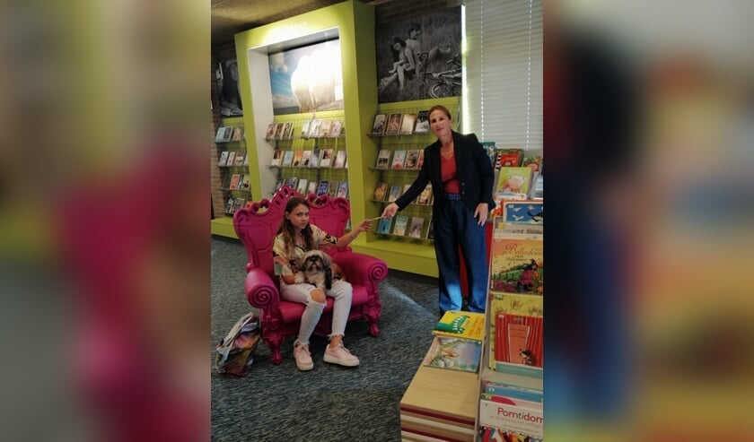 Eliza Beeuwkes en hond Summer | Rechts: Sylvia van den Top, communicatieadviseur Bibliotheek
