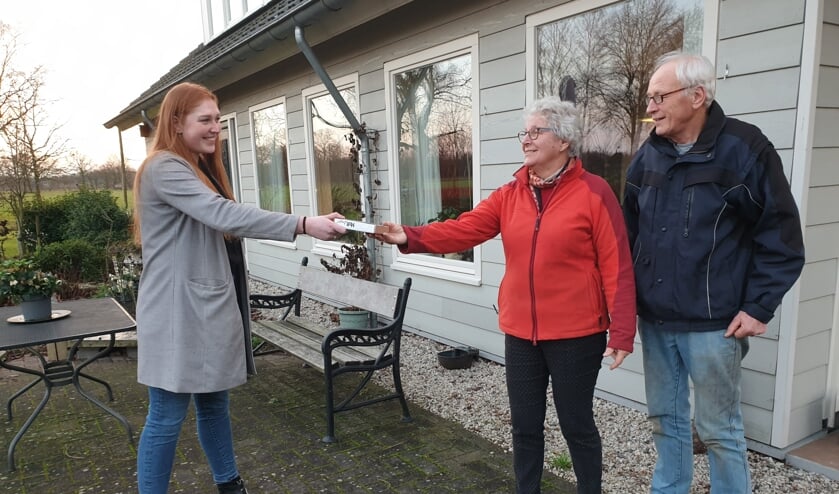 <p>Celine brengt de anemonen bij de familie Kolk.</p>