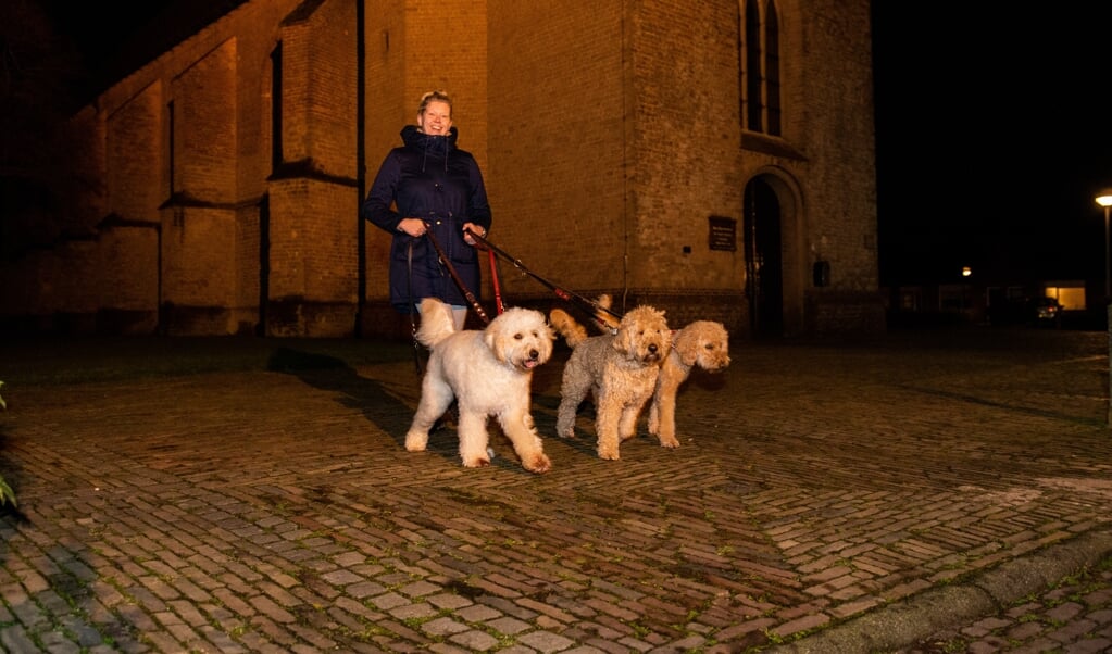Jolanda Scherpenhuizen loopt met haar drie honden bij de kerk in Brummen een eenzaam rondje.