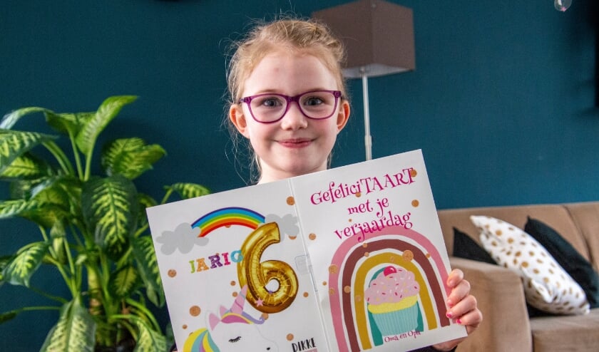 <p>Nikki opent op haar 6e verjaardag een kaart met muziek en ballon die de bezorger voor de deur zette. Foto: Marion Verhaaf</p>
