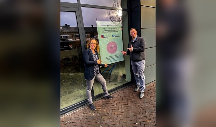 <p>Marjolein en Ferry voor hun IJssalon Zoet in Eerbeek. Foto: IJssalon Zoet</p>