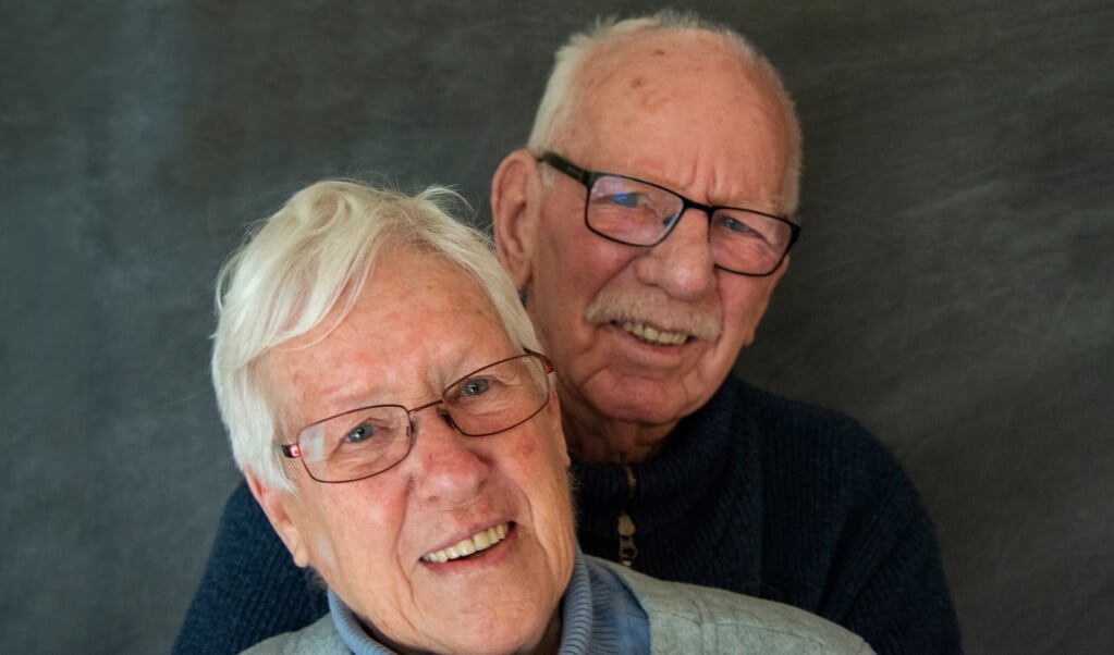 Briljanten paar Riet (85jr) en Henk (84jr) Rozie zijn een bekend stel in Brummen. Foto: Marion Verhaaf