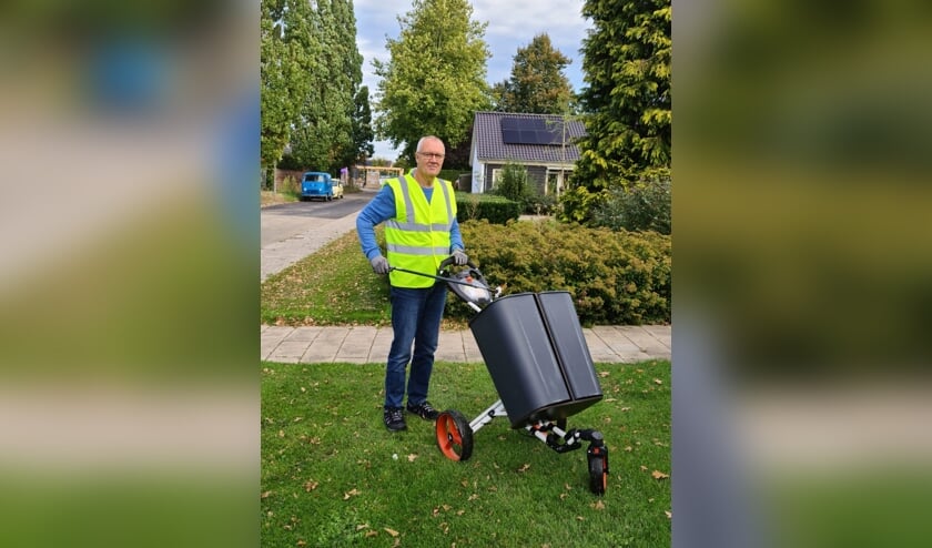 <p>Duizendpoot Hay tijdens het opruimen van zwerfvuil. Foto: Marriëtte Verstappen</p>