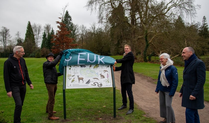 De onthulling op het terrein van Groot Engelenburg onder toeziend oog van de werkgroep. Foto: Marion Verhaaf