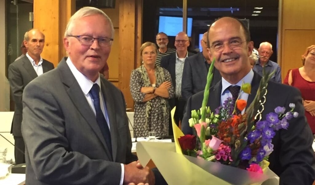 Luuk Tuiten samen met burgemeester van Hedel tijdens het begin van zijn raadsperiode in 2018.