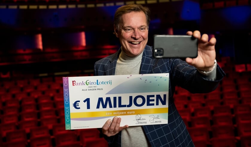 <p>Online uitreiking door Albert Verlinde. Foto: <em>Jurgen Jacob Lodder</em></p>