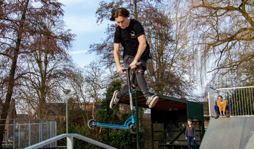 <p>Ruben Arendse stunt met de step op de nieuwe baan. Foto: Marion Verhaaf</p>