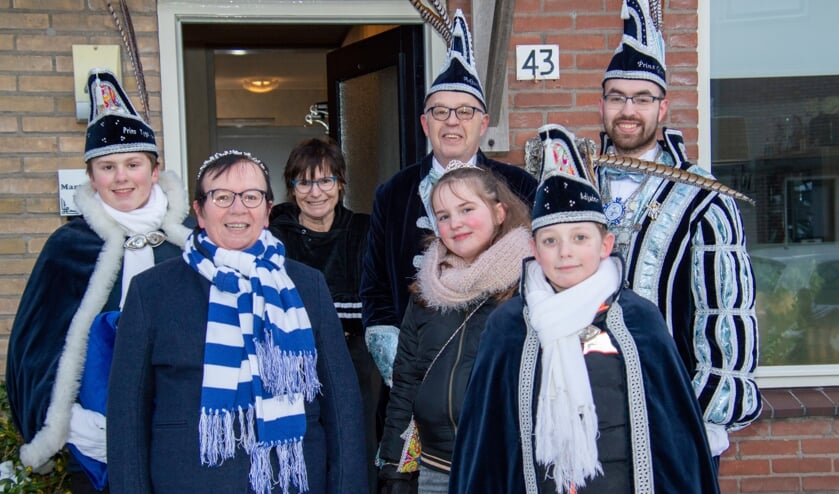 <p>De Eerbeekse hoogheden gingen langs bij een aantal Dwarsliggers. Foto: Marion Verhaaf</p>
