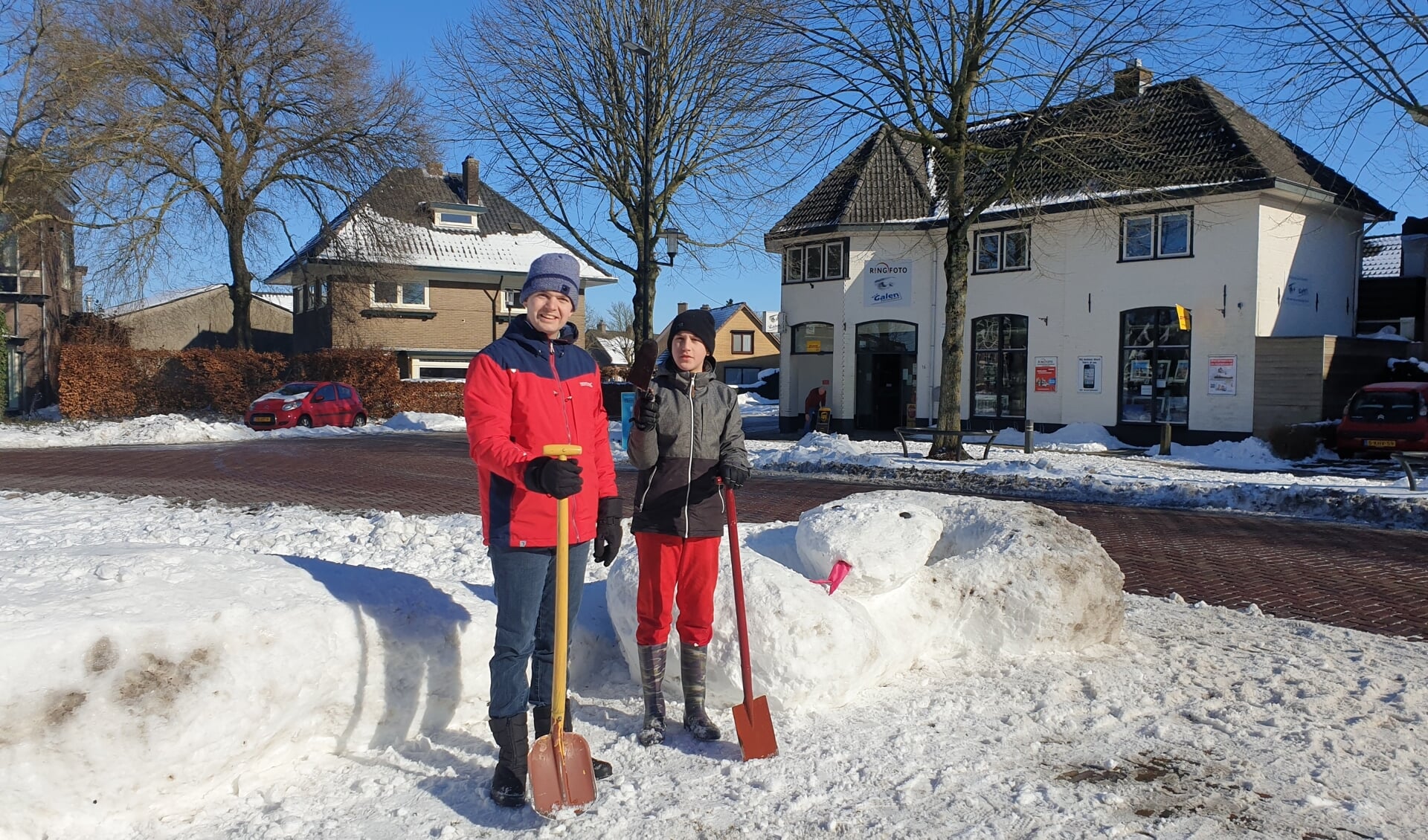 Pablo en Jan met hun werktuigen naast de slang. Foto door de makers.