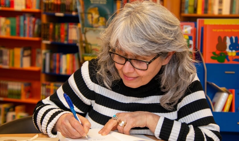 <p>Mardjan signeert haar boek. Foto: Marion Verhaaf</p>