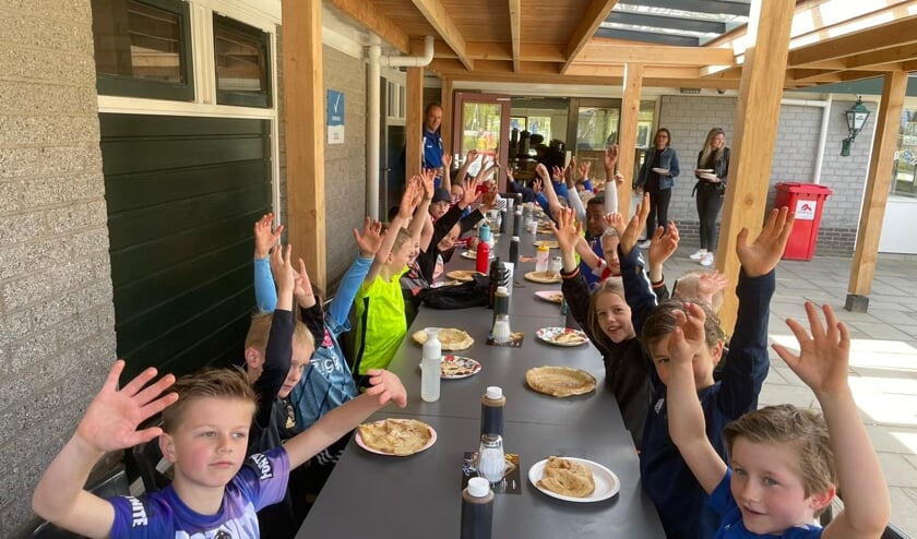 <p><em>Foto: De jeugd doet zich te goed aan de heerlijke pannenkoeken</em></p>