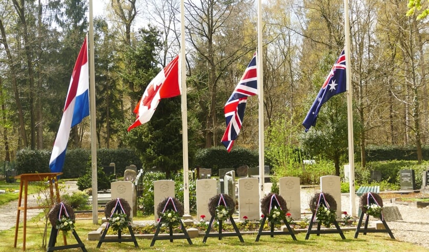 <p>Oorlogsgraven in Hall. Foto: JOKE GROOTE SCHAARSBERG</p>