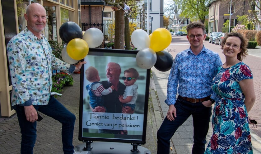 <table border="1" cellpadding="0" cellspacing="0" width="647"><tbody><tr><td valign="top" width="100%"><p>Tonnie Borgonjen met zijn opvolgers Hanno en Danielle. Foto: Marion Verhaaf</p></td></tr></tbody></table>