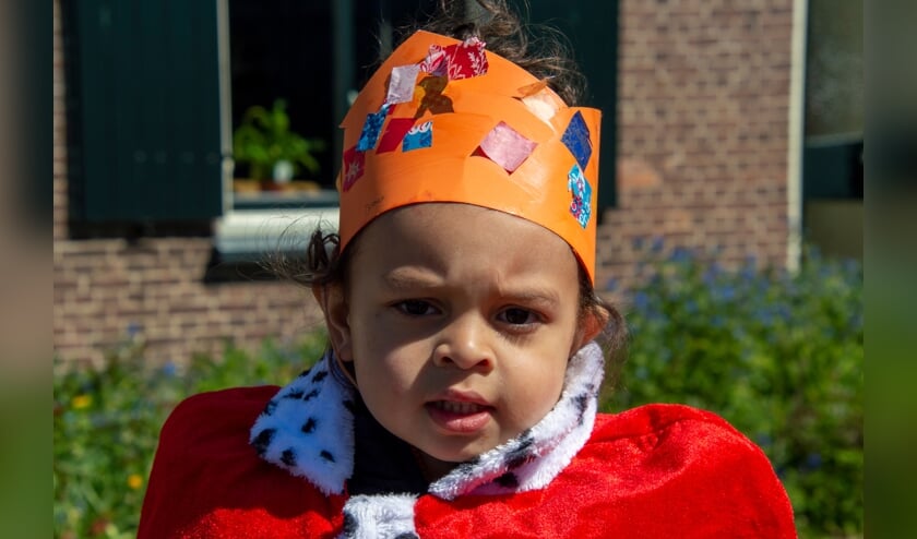 Deze jonge koning had zelfs een koningsmantel aan getrokken.