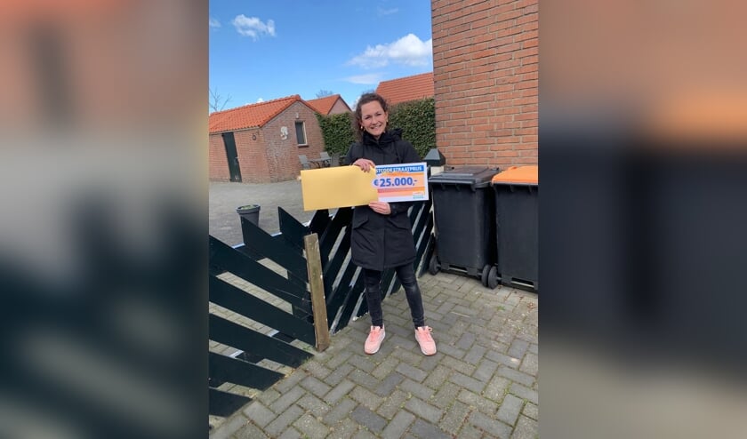 <p>Patricia Sneller was maar wát blij met de mooie prijs.</p>