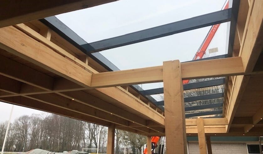 <p>De nieuwe overkapping met lichtkoepels.</p>