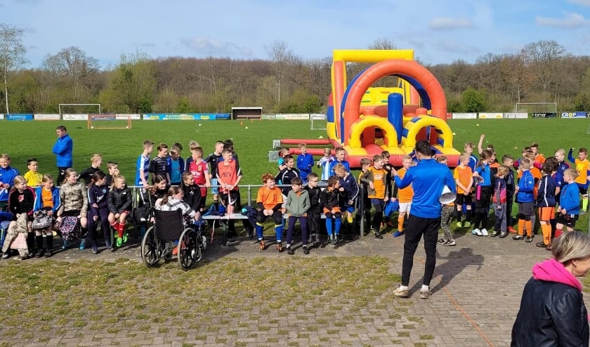 <p>Oranjefestival Oeken groep.</p>