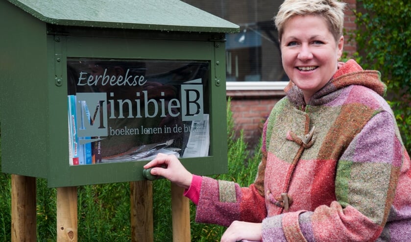 Lian Brandsma beheert ‘Minibieb Eerbeek’ Foto: Marion Verhaaf.
