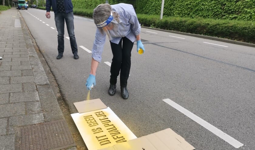 <p>Wethouder Sjerps brengt de eerste graffiti aan. Foto: Natasja Groenewold</p>