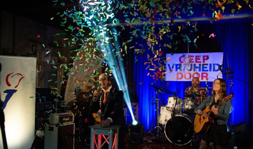 Met een druk op de knop opent burgemeester Van Hedel het festival. Foto: Marion Verhaaf