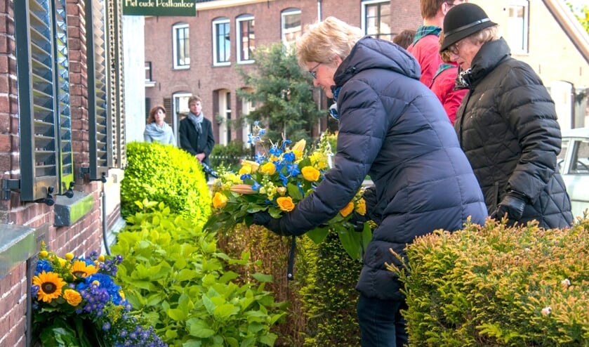 <p>Kranslegging bij het Postkantoor in 2019. Foto: Marion Verhaaf</p>