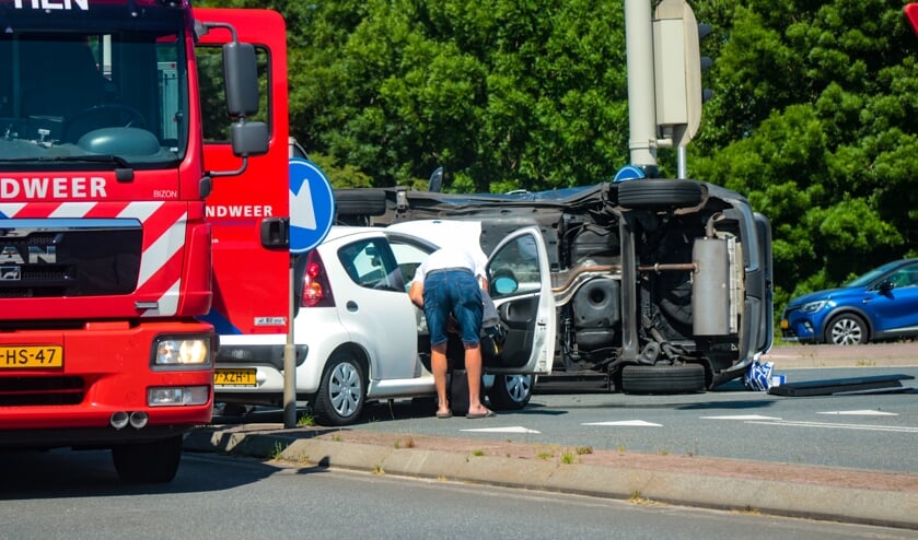 <p>Een van de auto’s is na de botsing op zijn kant terecht gekomen. Foto: Tijn Jonker</p>