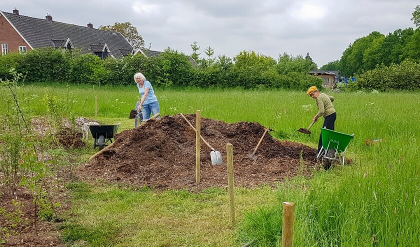 <p>De houtsnippers worden verdeeld bij het Tiny Forest. Foto: Mollenhof</p>