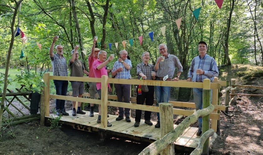 <p>De volledige groep IVN vrijwilligers, tevens makers van de brug.</p>