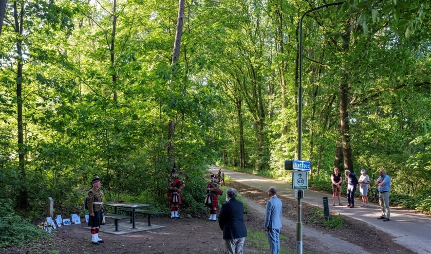 <p>Herdenking bij het gedenkteken op de plek van de crash.</p>