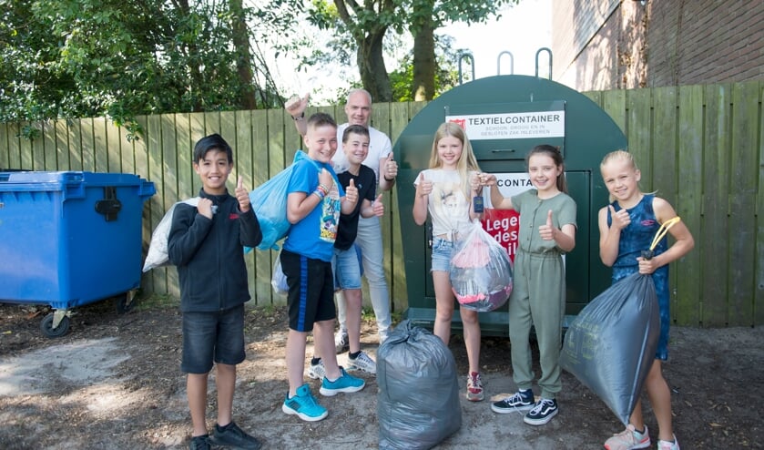 <p>De kinderen komen nu met zakken vol kleding aan. Foto: PETER LEUNISSEN</p>