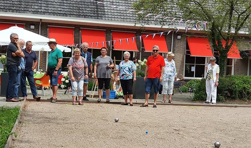 <p>Feestelijke opening van de jeu de boulesbaan. Foto: Marion Verhaaf</p>