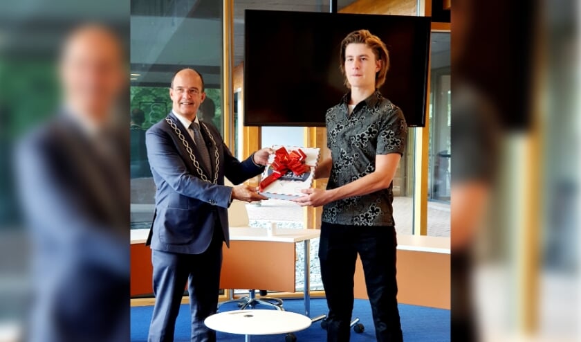 <p>Burgemeester van Hedel eert Rijk met cadeau.</p>