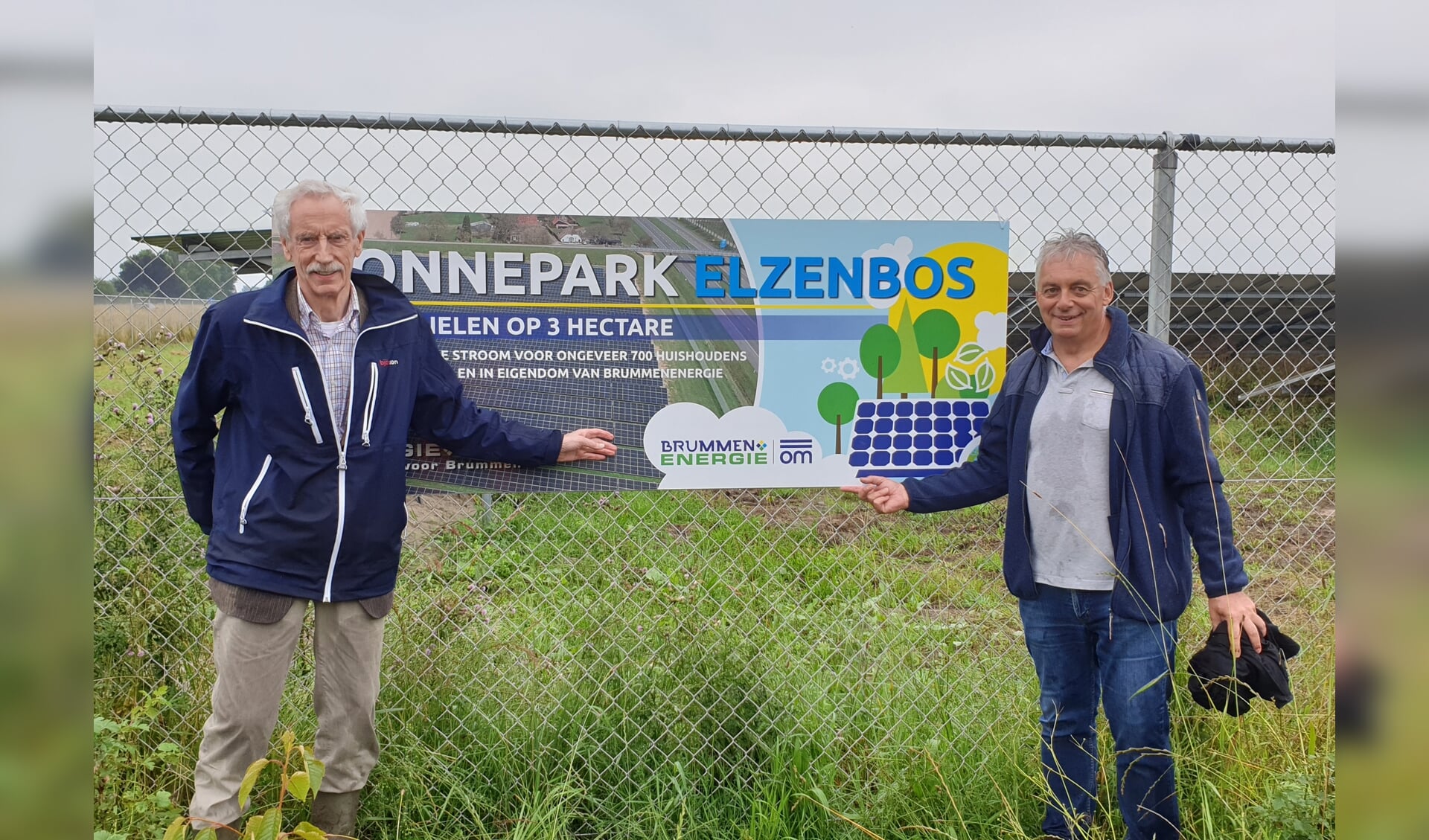 Foto: Jaap Ypma (links) en Guus Koster (rechts) van BrummenEnergie onthullen het informatiebord van Zonnepark Eerbeek.