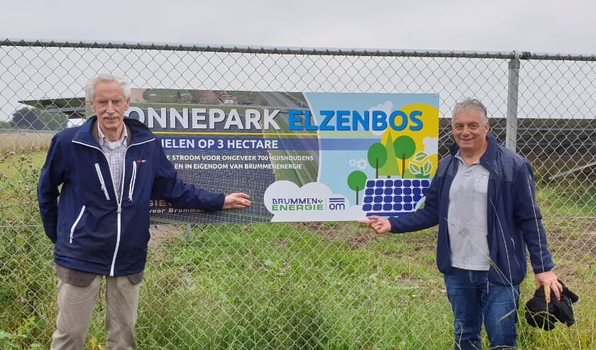 Foto: Jaap Ypma (links) en Guus Koster (rechts) van BrummenEnergie onthullen het informatiebord van Zonnepark Eerbeek.