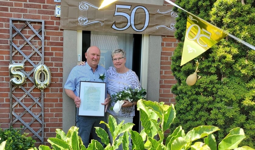Wim (67jr) en Ria (66jr) bij hun versierde voordeur. Foto: Familie Karman