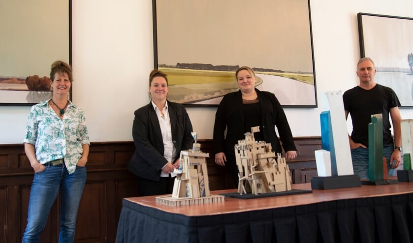<p>Vlnr: Nono Hoekstra, Moniek Driessen (sales manager Fletcher Hotels) Maaike Hulsebos (hotel manager) en Dolf Dijkstra. De schilderijen op de achtergrond zijn van Hoekstra, de sculturen op de tafel van Dijkstra.</p>