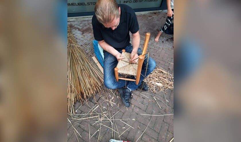 <table border="1" cellpadding="0" cellspacing="0" width="647"><tbody><tr><td valign="top" width="100%"><p>Een kinderstoeltje voorzien van nieuwe zitting. Theo doet dit graag. Eigen foto.</p></td></tr></tbody></table>