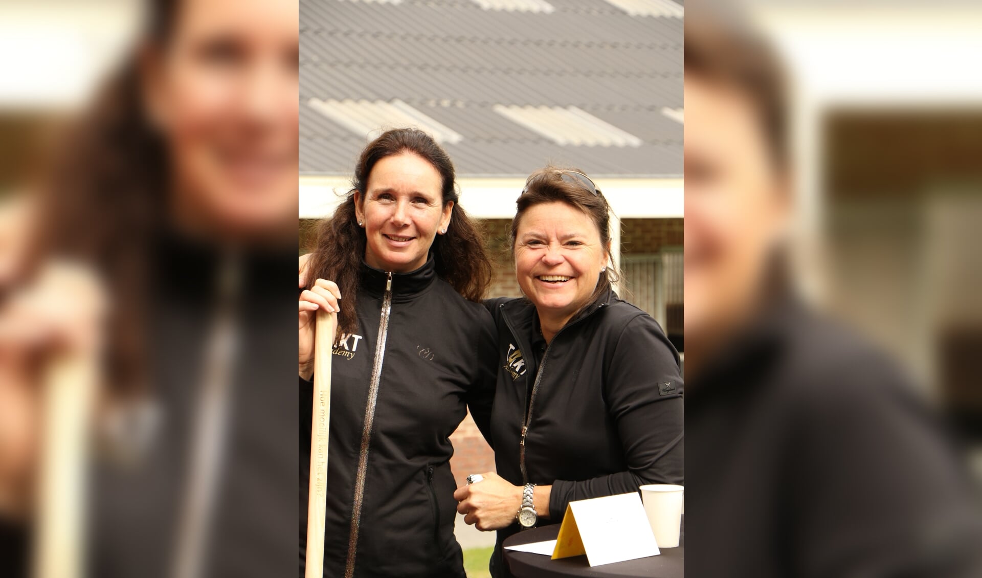Mireille (links) en Anja (rechts) tijdens hun open huis in 2019. Foto: Jolien Koole
