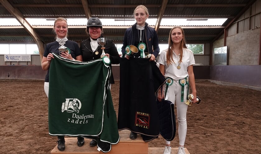 De kampioenen en reserve kampioenen. vlnr: Bianca, Kirsten, Sofie en Meike.