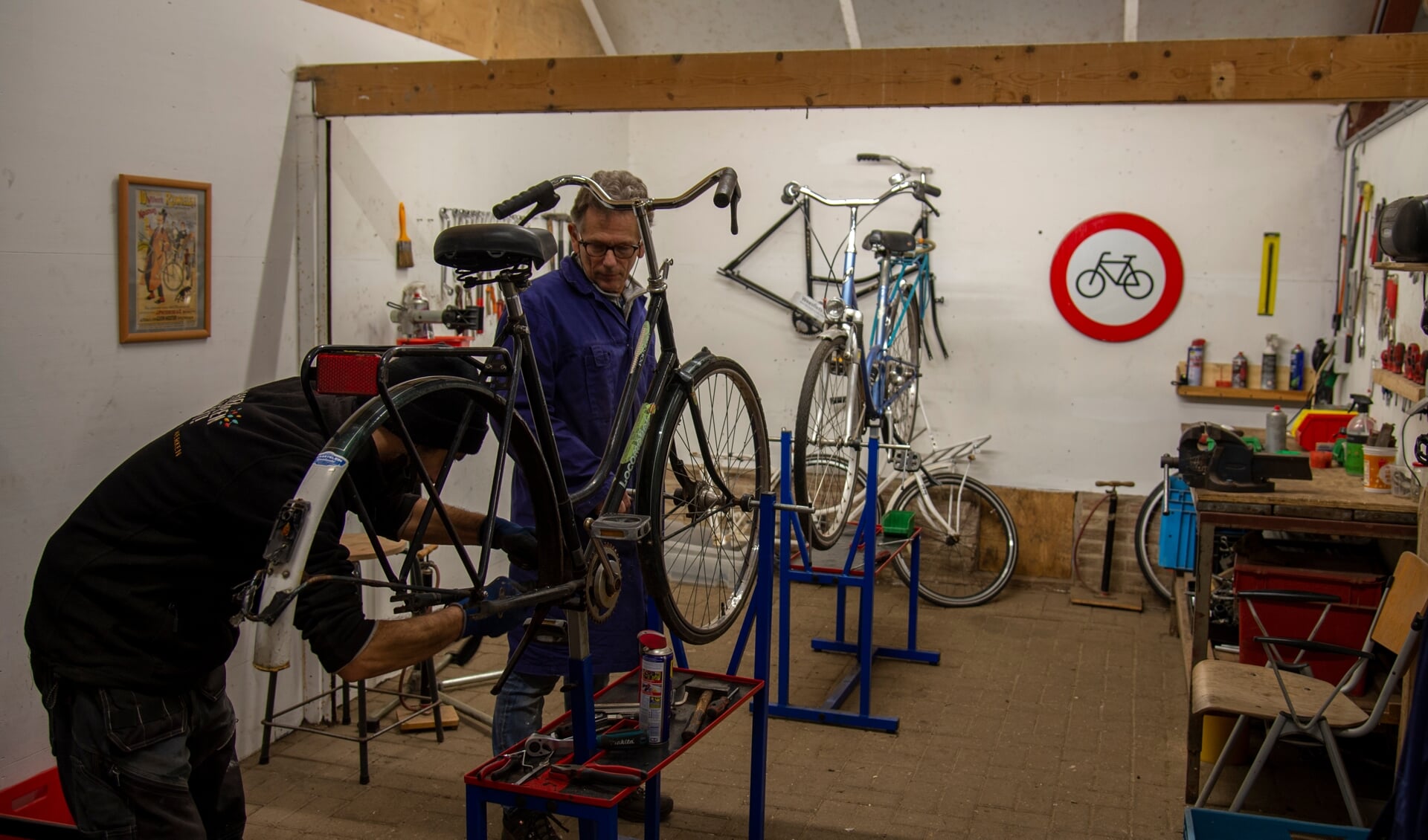 Deze fiets wordt nu opgeknapt met diverse onderdelen in de werkplaats. Foto: Marion Verhaaf