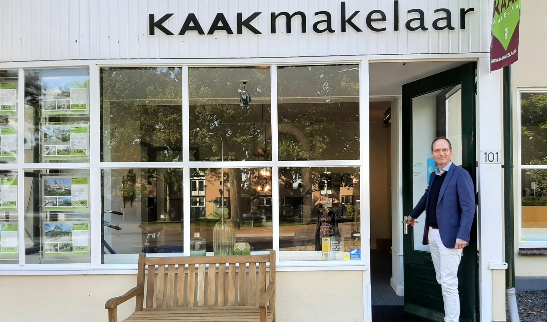 Andries Kaak voor het fraaie pand van Kaak Makelaar. 