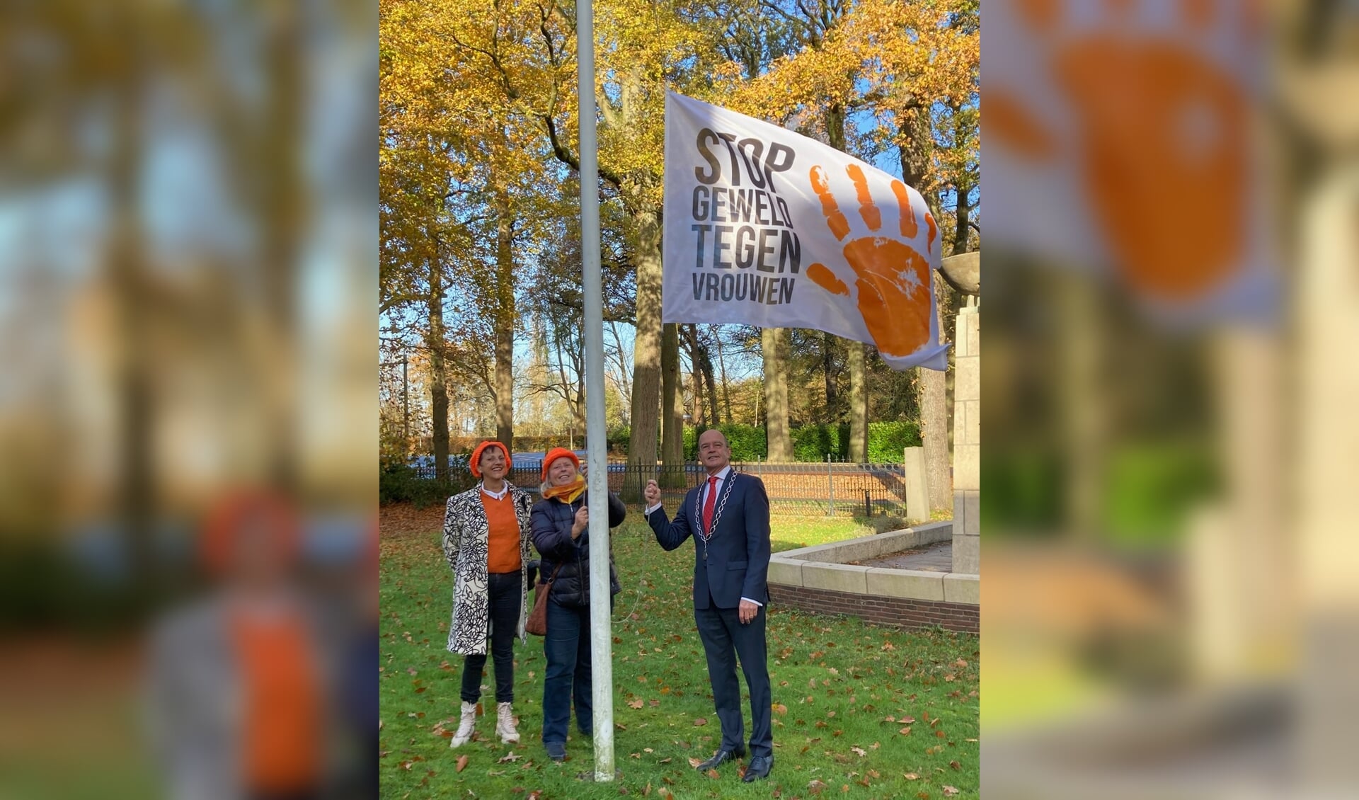 Burgemeester Alex van Hedel en vertegenwoordigers van de Soroptimist Club Zutphen bij de vlag ‘Stop Geweld tegen Vrouwen’. 