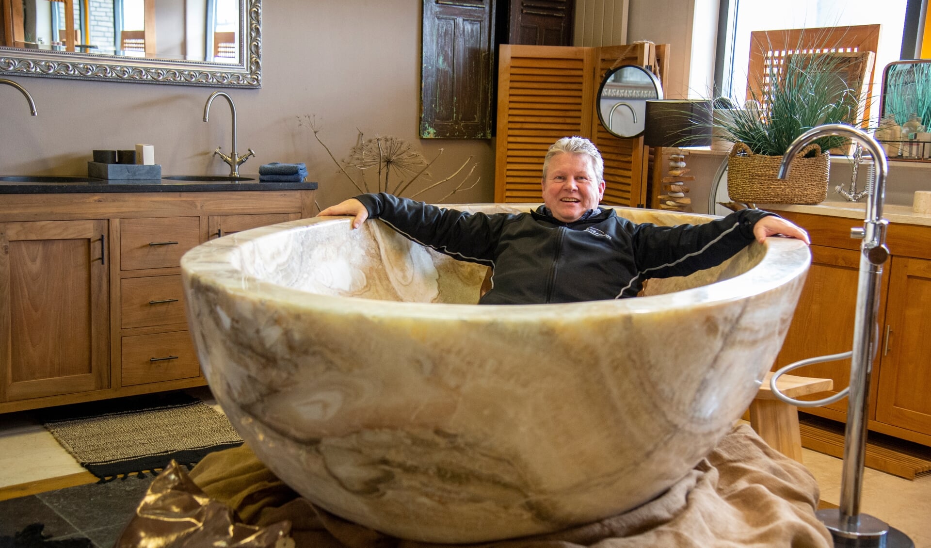 Het bad ligt lekker zo te zien. Foto: Marion Verhaaf