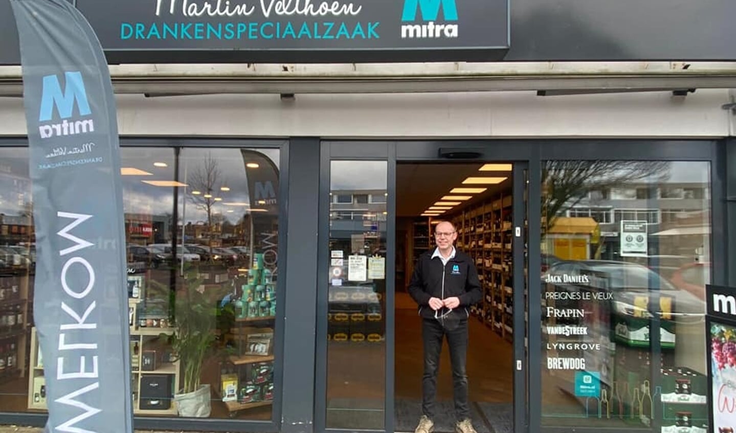 Martin Velthoen voor zijn winkel. Foto: Archief fam. Velthoen