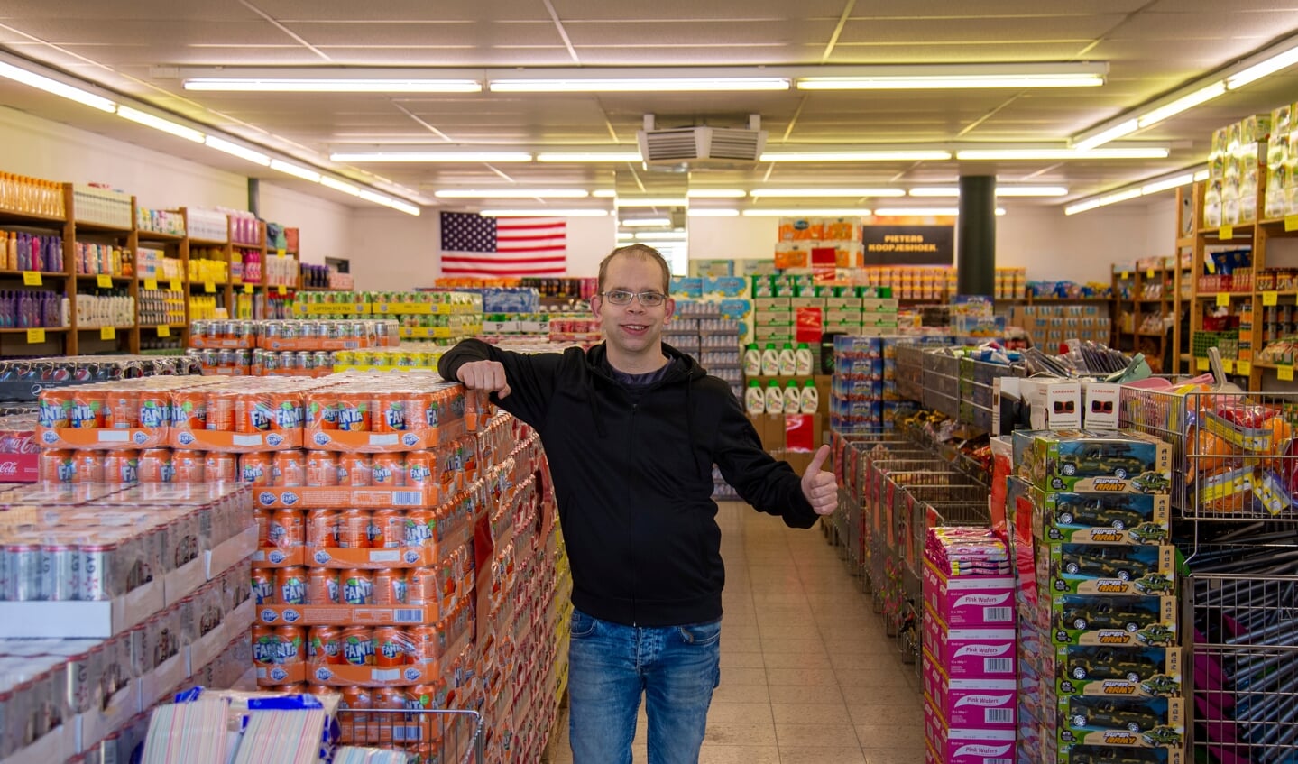 Pieter van Dijk in zijn winkel aan de Ambachtstraat te Brummen. Foto: Marion Verhaaf