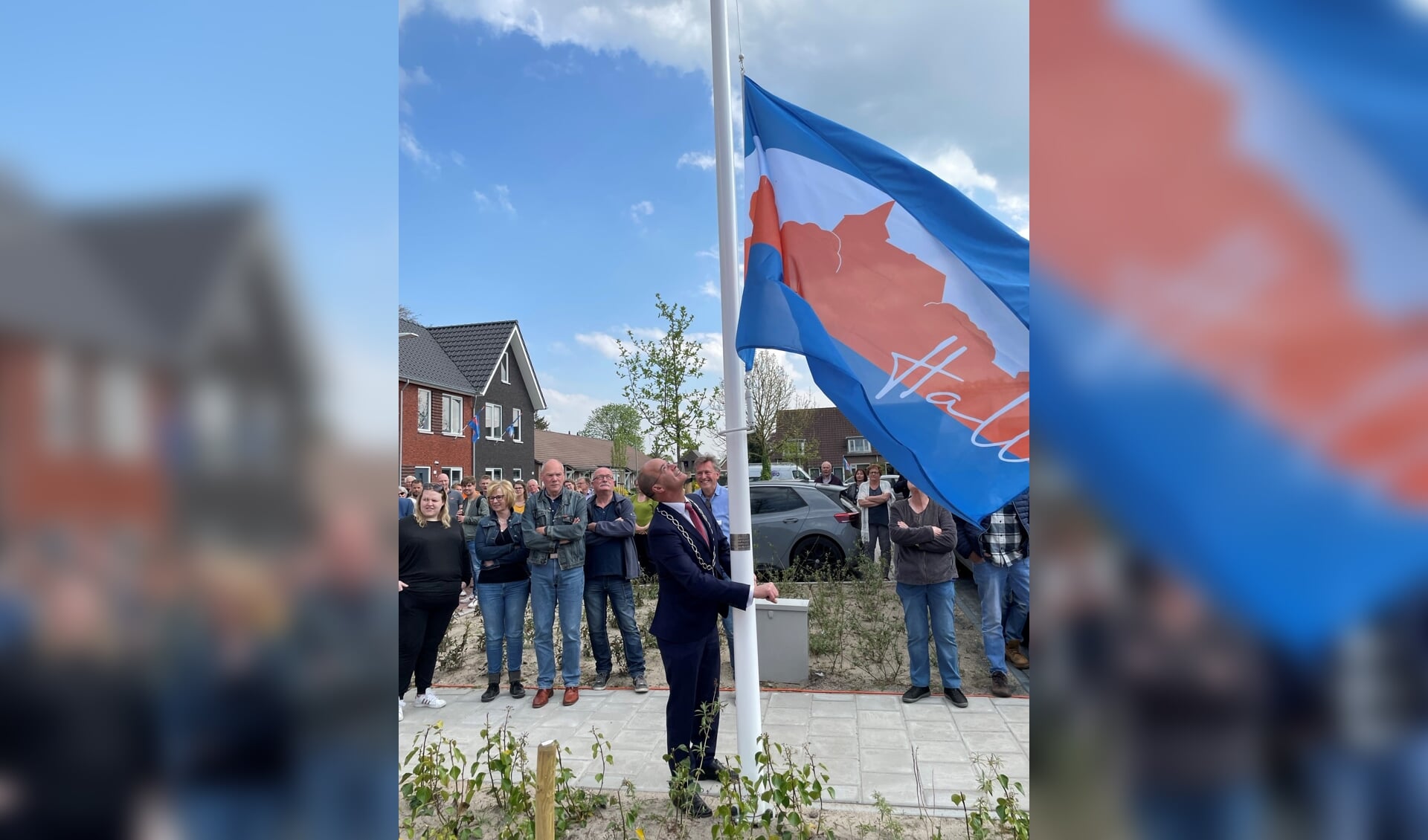 De Hallse vlag wordt gehesen bij de officiële opening van de nieuwbouwwijk. Foto: Peter Leunissen
