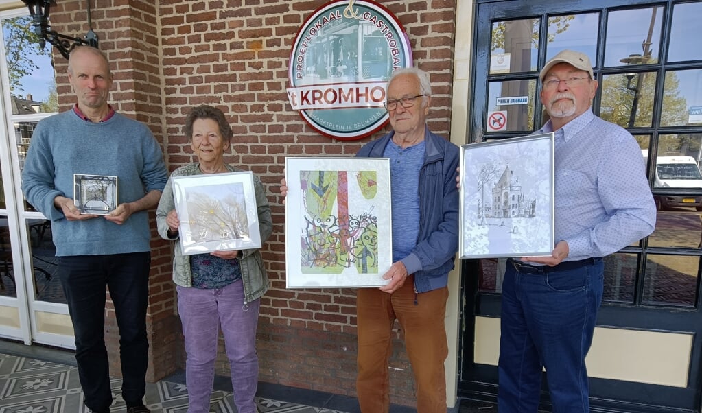 Vier leden van de jubileumcommissie tonen ieder een voorbeeld van een op 1 mei te veilen kunstwerk bij 't Kromhout. Foto: Rudi Hofman