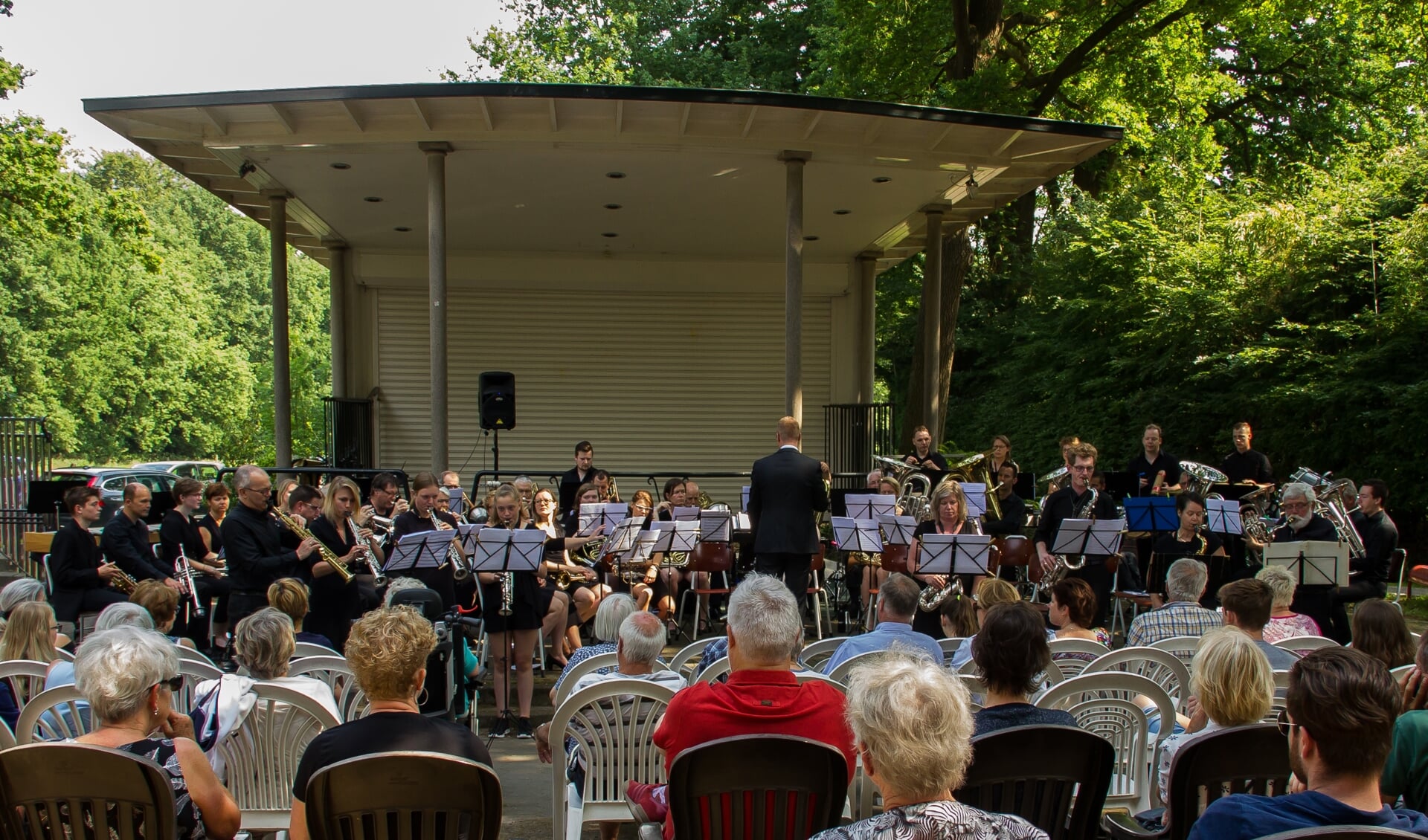 Genieten van het fanfareorkest van muziekvereniging Eendracht. Foto: Paula Rozendal